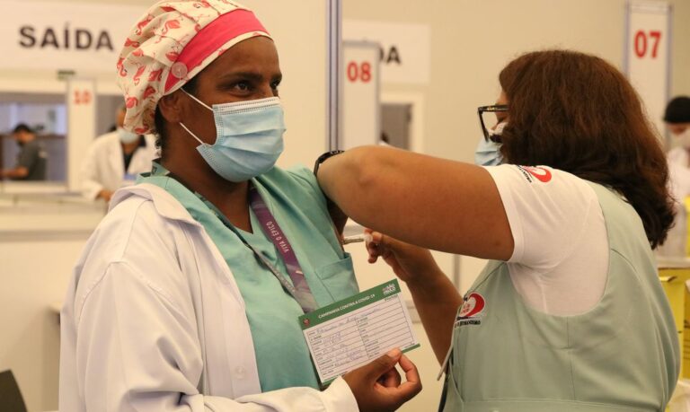 _vacinacao_covid-19_hospital_das_clinicassao_paulo_rvrsa_2001213898